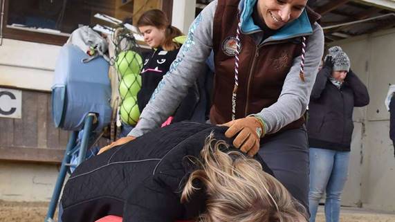 Wenn es vom Pferderücken mal unfreiwillig abwärts geht: Julia Kohlstadt zeigt beim Reit- und Fahrverein Babenhausen, wie man sich im Notfall abrollt.